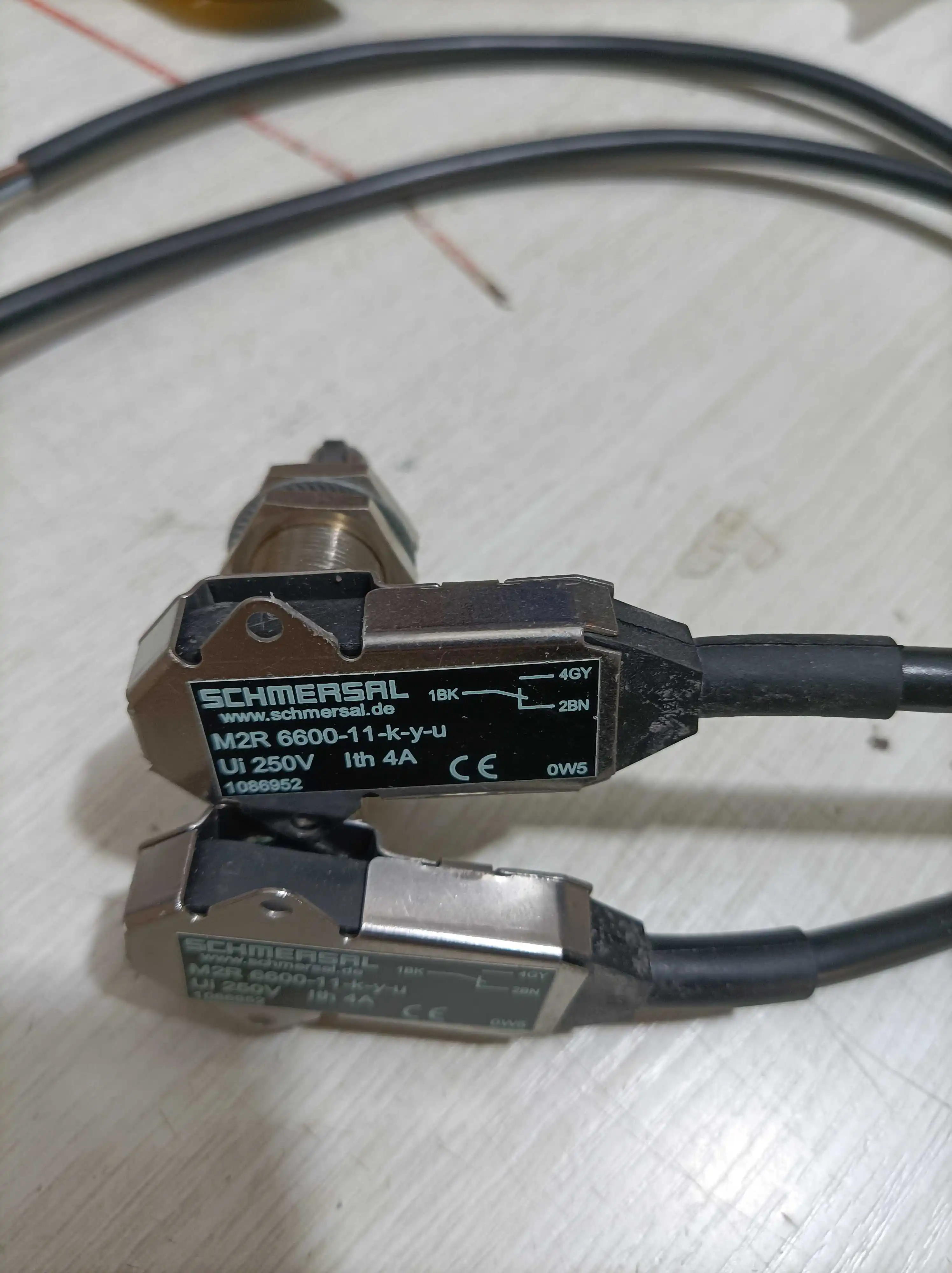 

New original SCHMERSAL Microswitch M2R 6600-11-K-Y-U
