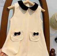 Weißes Mädchen Kleid mit Schwarzem Kragen