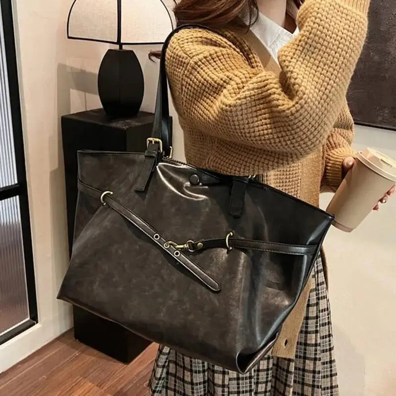 Braune Vintage-Einkaufstasche mit großem Fassungsvermögen, Metallschnalle, Dekor, lässige Umhängetaschen, vielseitige Pendlerhandtasche, elegante Damentasche – Detail 16