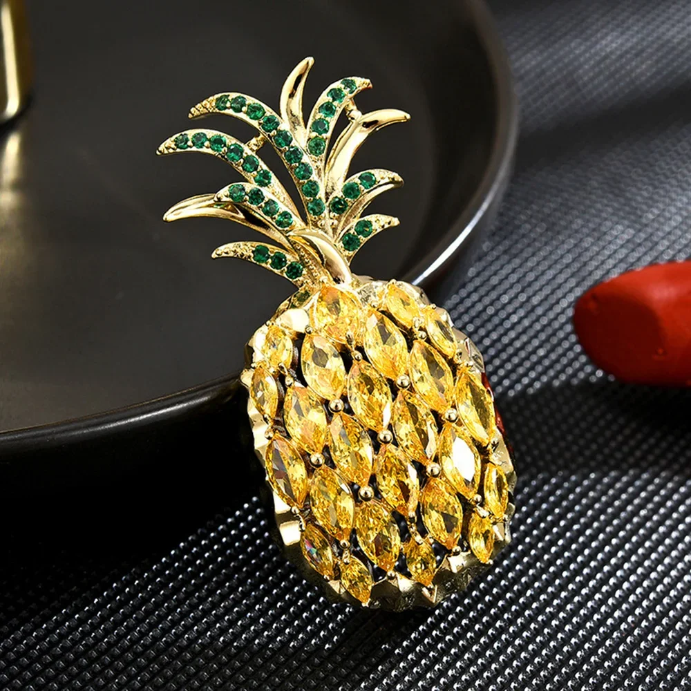 2024 New Cute Crystal Pineapple Brooch for Women Men Rhinestone Inlaid Fruit Collar Pin Jewelry Accessories Women’s Gift