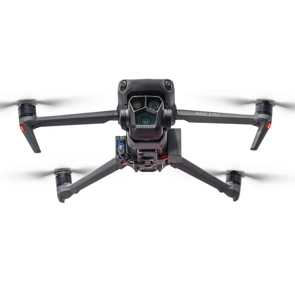 Vue rapprochée du système de largage aérien pour DJI Mavic 3, avec un colis attaché en dessous.