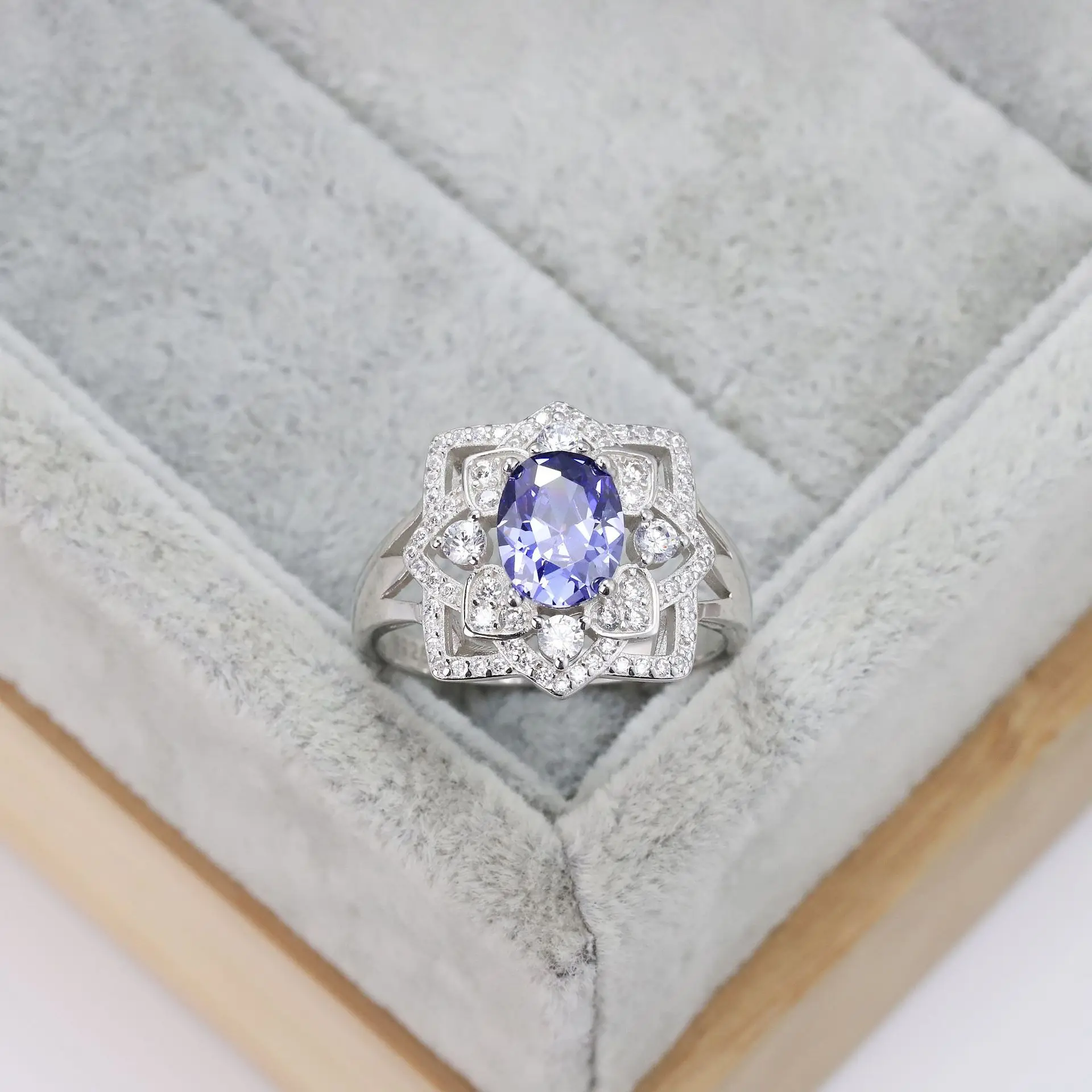 

S925 sterling silver European and American luxury oval blue pajama diamond ring niche design ladies