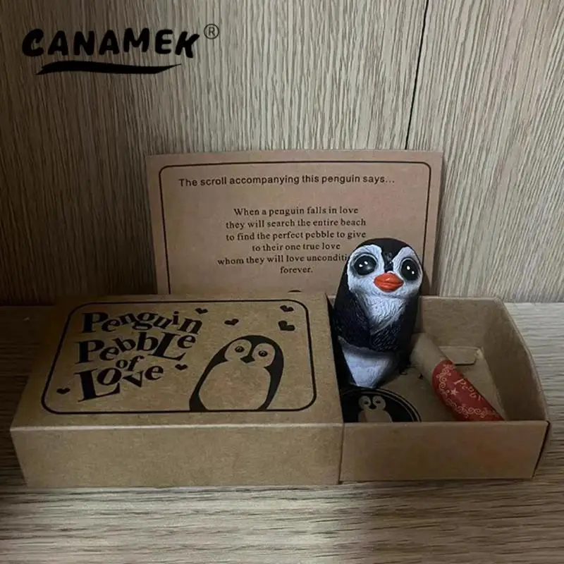 

Маленький карманный Пингвин, обнимающий сувенир, милый подарок с маленькой картой для сообщений, дистанционный подарок для людей во время блокировки