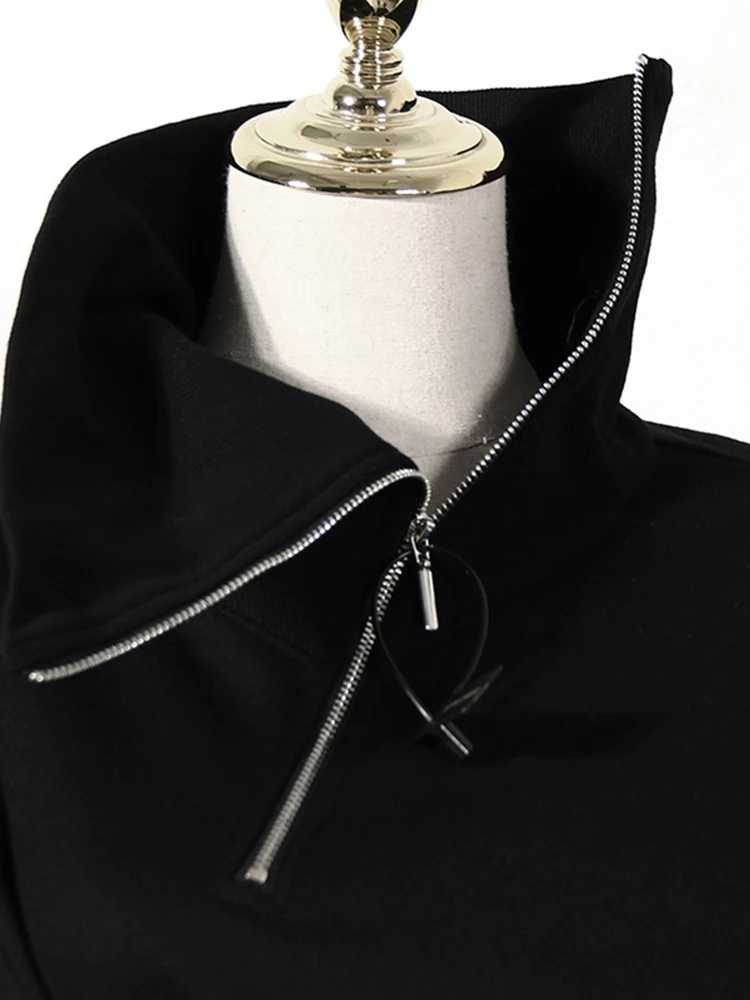 [EAM] Loose Fit Black Zipper Irregular Sweatshirt New Turtleneck Long Sleeve Women Big Size Fashion Spring Autumn 2026 1DE3327
