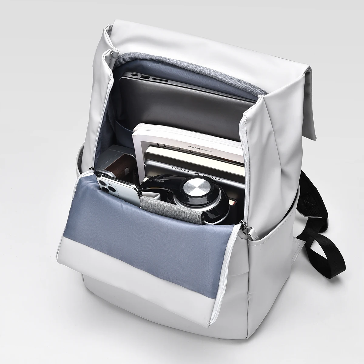 حقائب ظهر للطلاب بسعة كبيرة وتصميم بسيط، مزودة بأح...