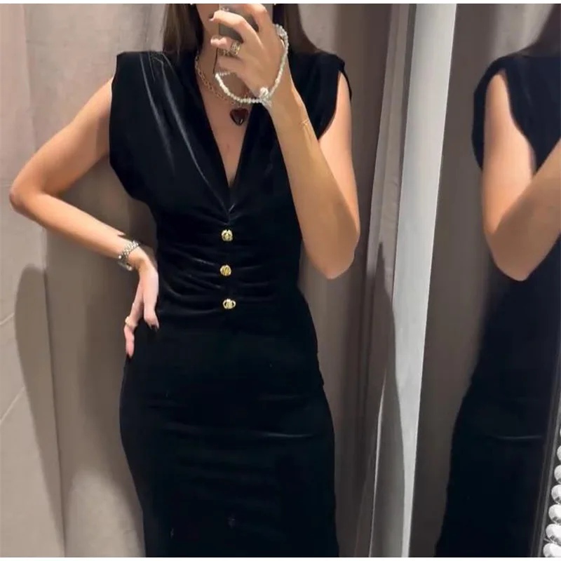 Elegante vestido largo plisado de terciopelo con escote en V para mujer, elegante vestido de noche vintage ajustado negro con una sola botonadura de metal sin mangas para mujer
