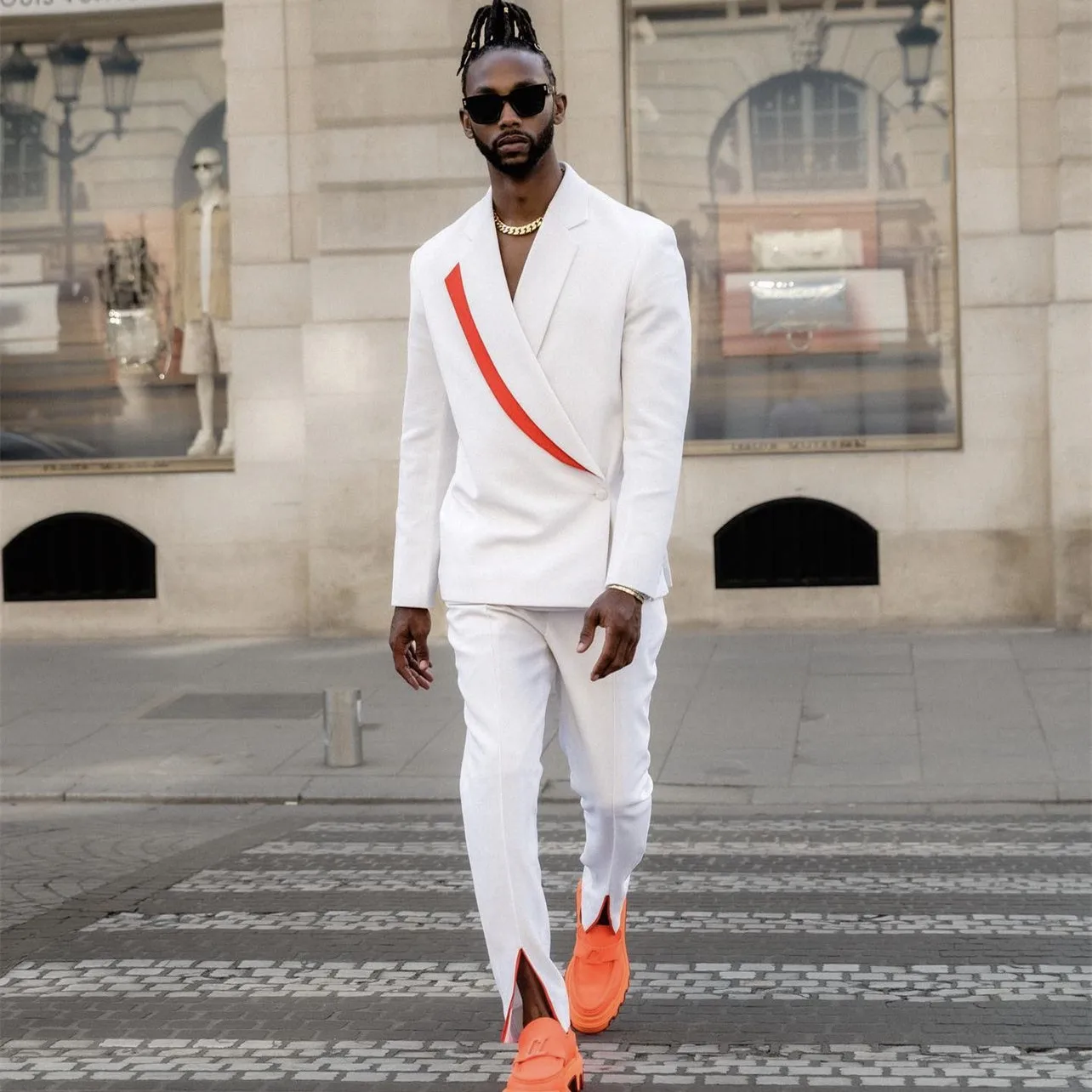 Рисунок 2 - Повседневные белые мужские костюмы