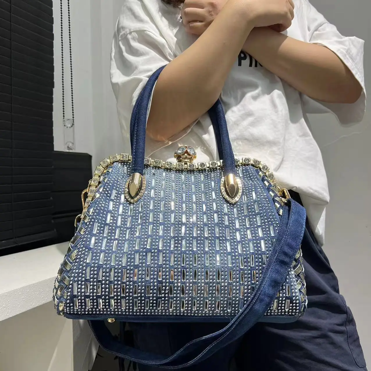 حقيبة كتف نسائية من الدنيم بتصميم متقاطع، تتميز بأ...