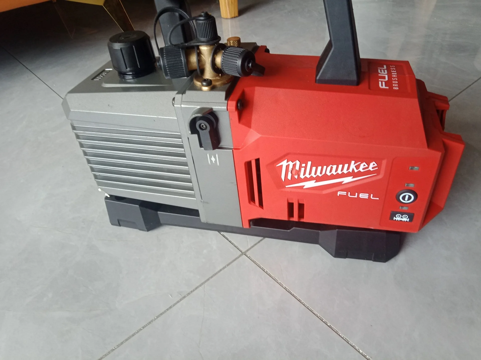 Milwaukee 2941-21/M18 Fvp5-0 M18 Utensile Elettrico M18 Carburante 5 Cfm Kit Pompa Per Vuoto Corpo Solo Di Seconda Mano