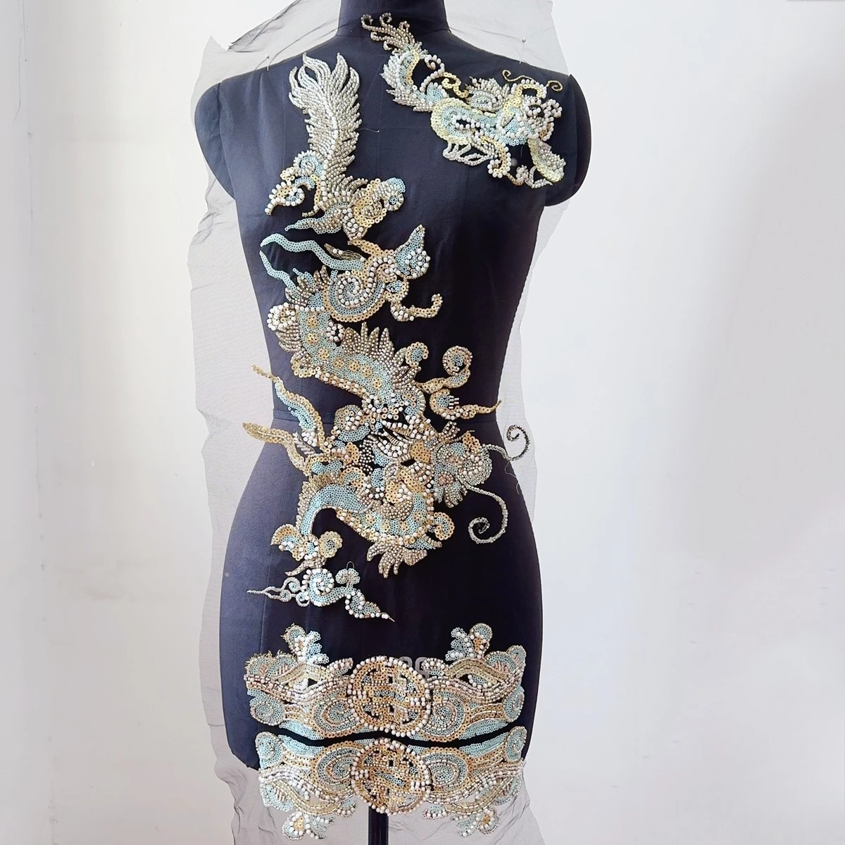 4 Stück = 1 Set Stickerei im chinesischen Stil, schwarzes Hintergrundnetz, blauer goldener Drache, Perlen-Spitzenapplikation RS24498