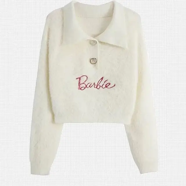 편안함과 스타일을 겸비한 빈티지 감성의 폴로 칼라 자수 스웨터