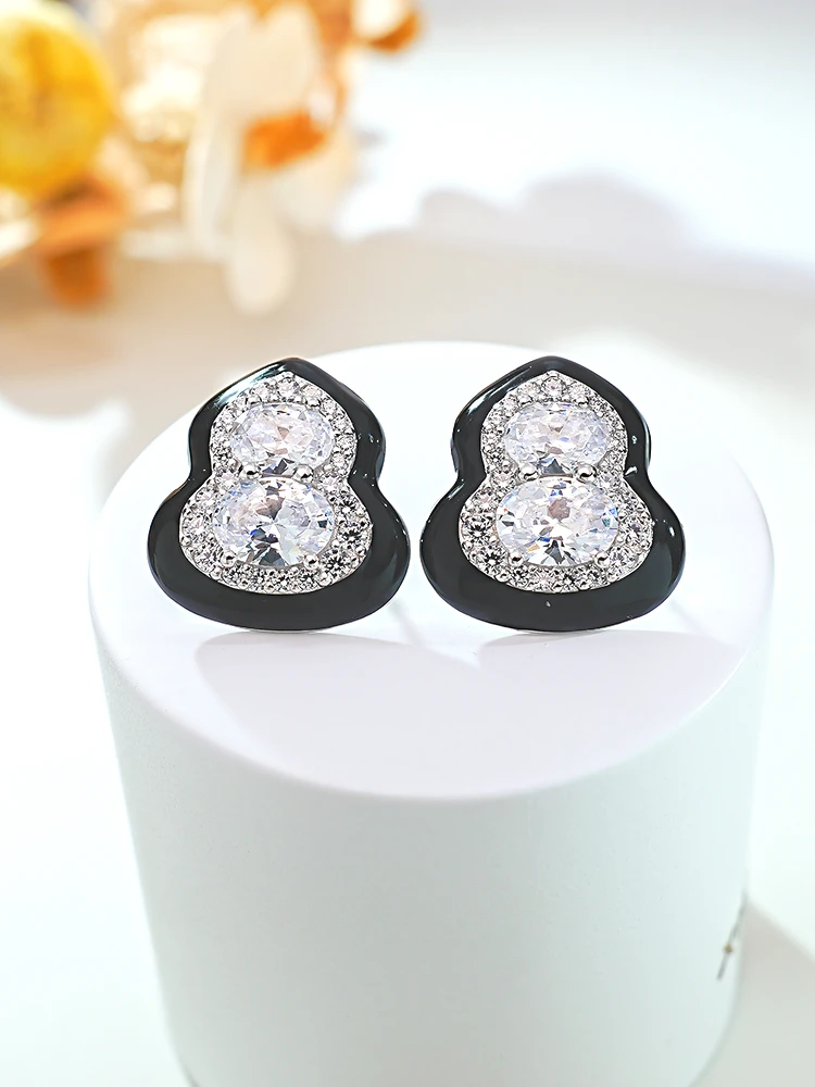 

Light Luxury Gourd Egg Shaped 925 Silver Versatile Niche Earrings Inlaid with High Carbon Diamonds, New Fashion