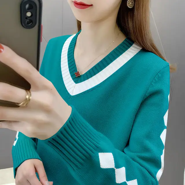 한국산의 세련되고 편안한 V넥 스트라이프 격자 무늬 캐주얼 스웨터