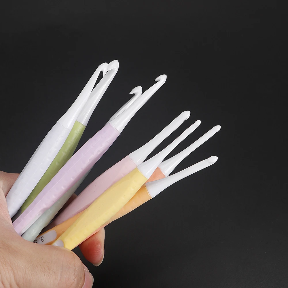 QJH 8 Size Plastic Crochet Hooks Set, Dark or Light Colors(2.5mm-6mm) Ergonomic Crochet Hooks with Case 4