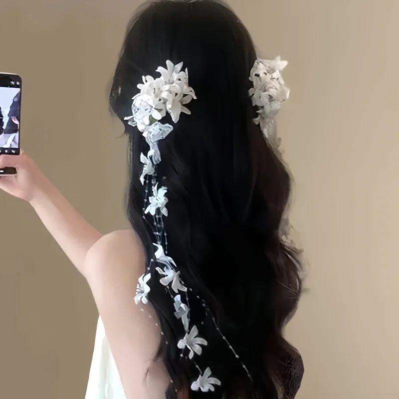 Elegante weiße Haarspange mit Blumenmuster und Spitzenbogen sowie Perlenquaste – Braut-Haaraccessoire für Frauen, Abschlussball und Fotoshootings – Detail 4