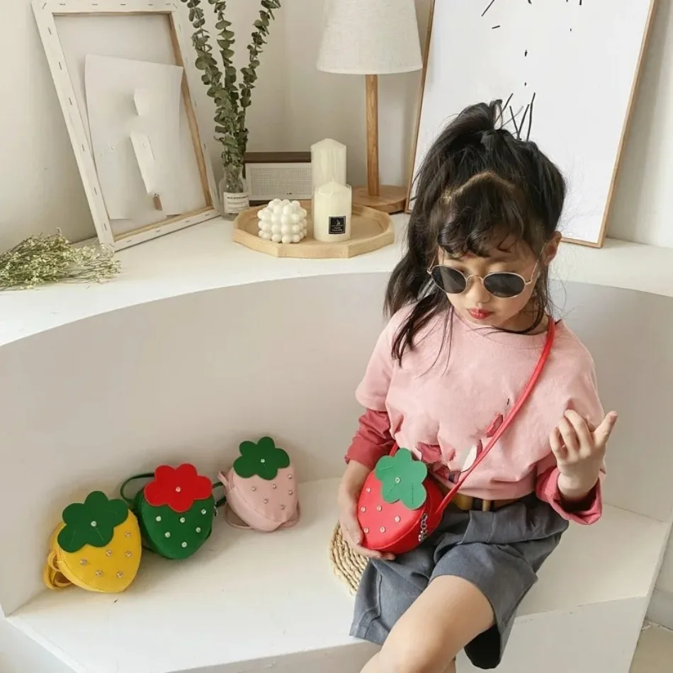 1 Pcs Children Small Bag Strawberry Crossbody Bag Cute Little Girl Zero Wallet Versatile Fashion Shoulder Bag Trend Kids Handbag