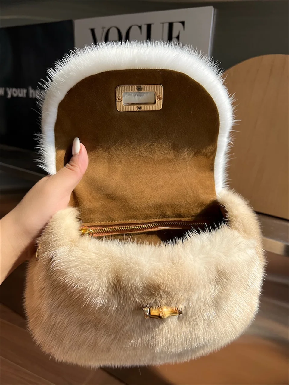 Kleine Handtaschen aus Nerzfell, flauschige Handtaschen für Damen, gepolsterte Taschen, echte Fell-Umhängetaschen, luxuriöse Markenhandtaschen für Damen. – Detail 7