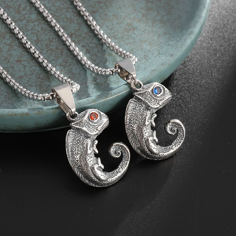 

Retro Personalized Chameleon Lizard Animal Pendant Necklace Couple Jewelry Gift Accessories