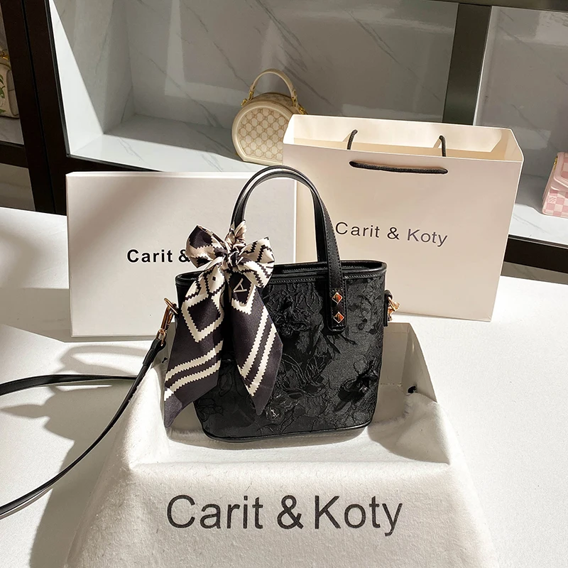 حقيبة يد أنيقة وفاخرة، تتميز بتصميم يضم زخارف فراش...