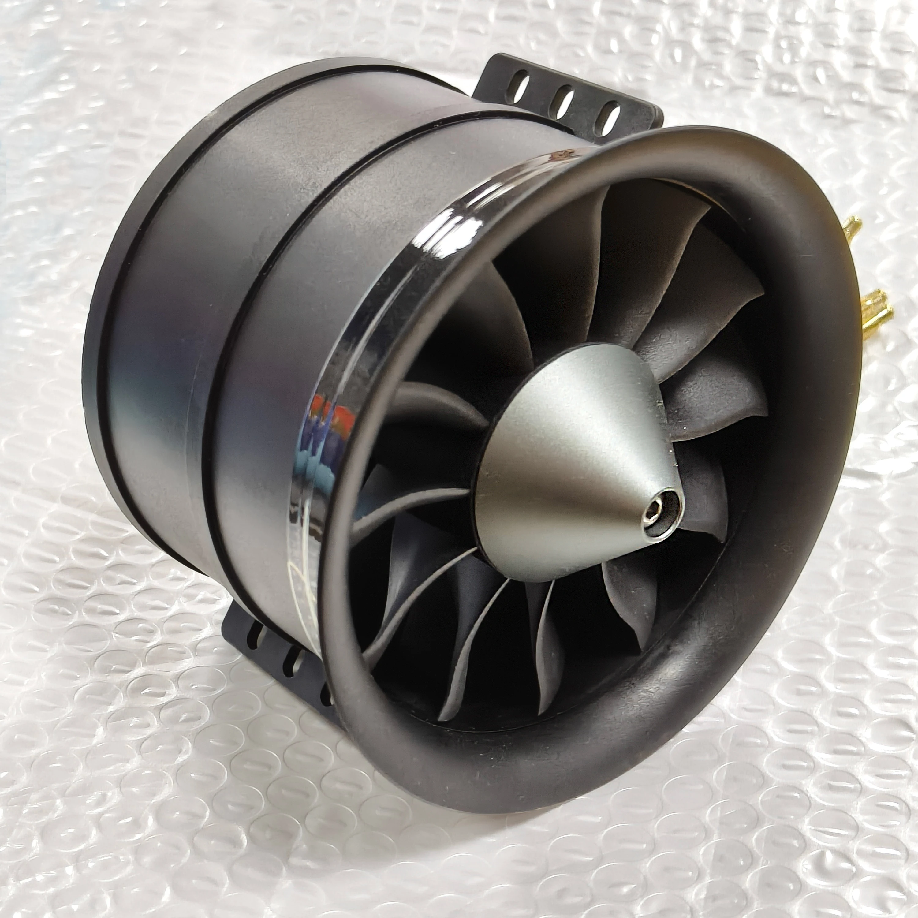 Moteur Brushless EDF haute performance pour avion RC, connecteurs et câbles visibles