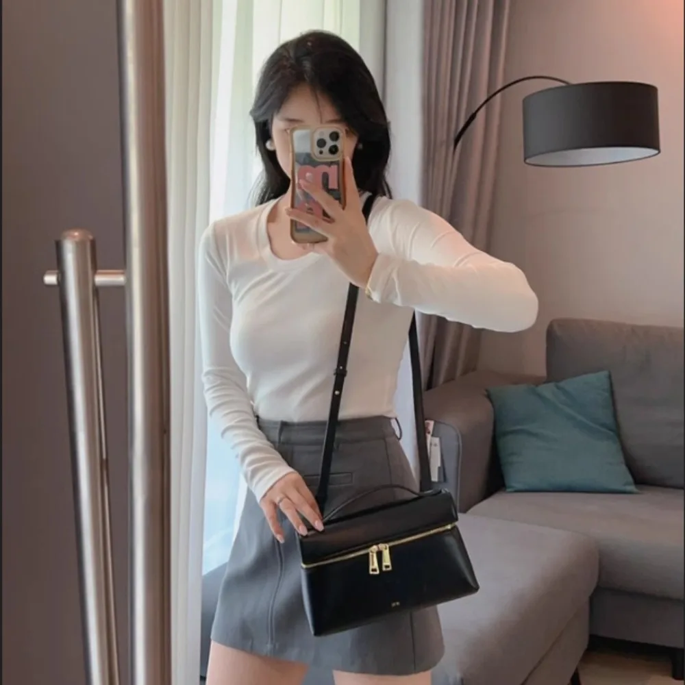 حقيبة يد نسائية من JW PEI بتصميم مقبض علوي، موديل...