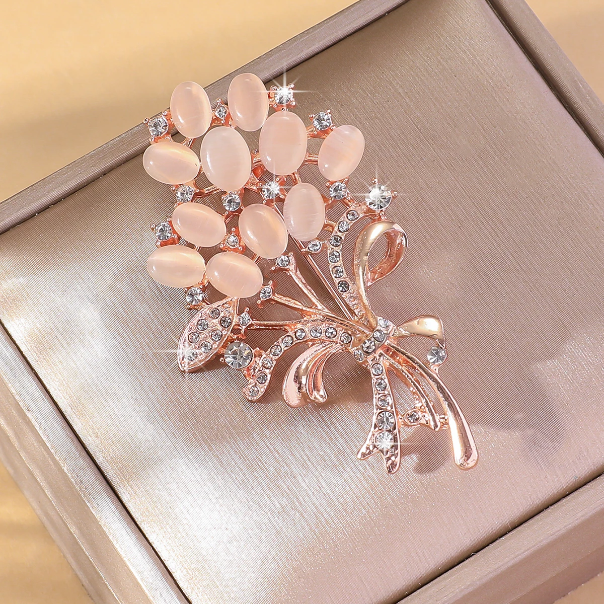 女性用のファッショナブルなキャットアイストーンのスイートフラワー