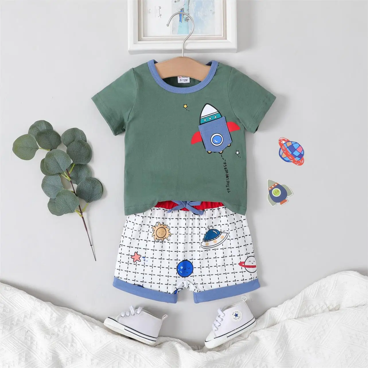 

PatPat 2pcs Baby Boy 95% Cotton Space Print Pocket Patched Tee and Colorblock Shorts Set