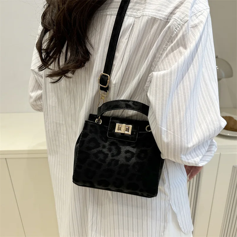 Chic Banquet Leopard Print Crossbody Bag, Stylish Women's Tote Bag, Retro Lock Handbag Shoulder Underarm Bag for Women Daily Use
