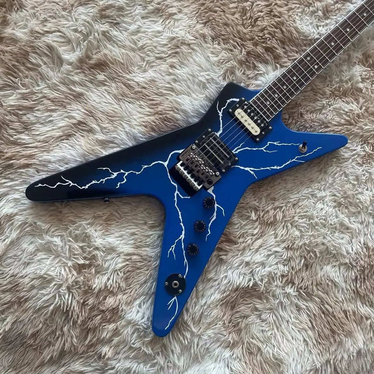 

Shaped lightning integrated electric guitar, blue high gloss body, silver accessories, real shipping pictures, can be modified a