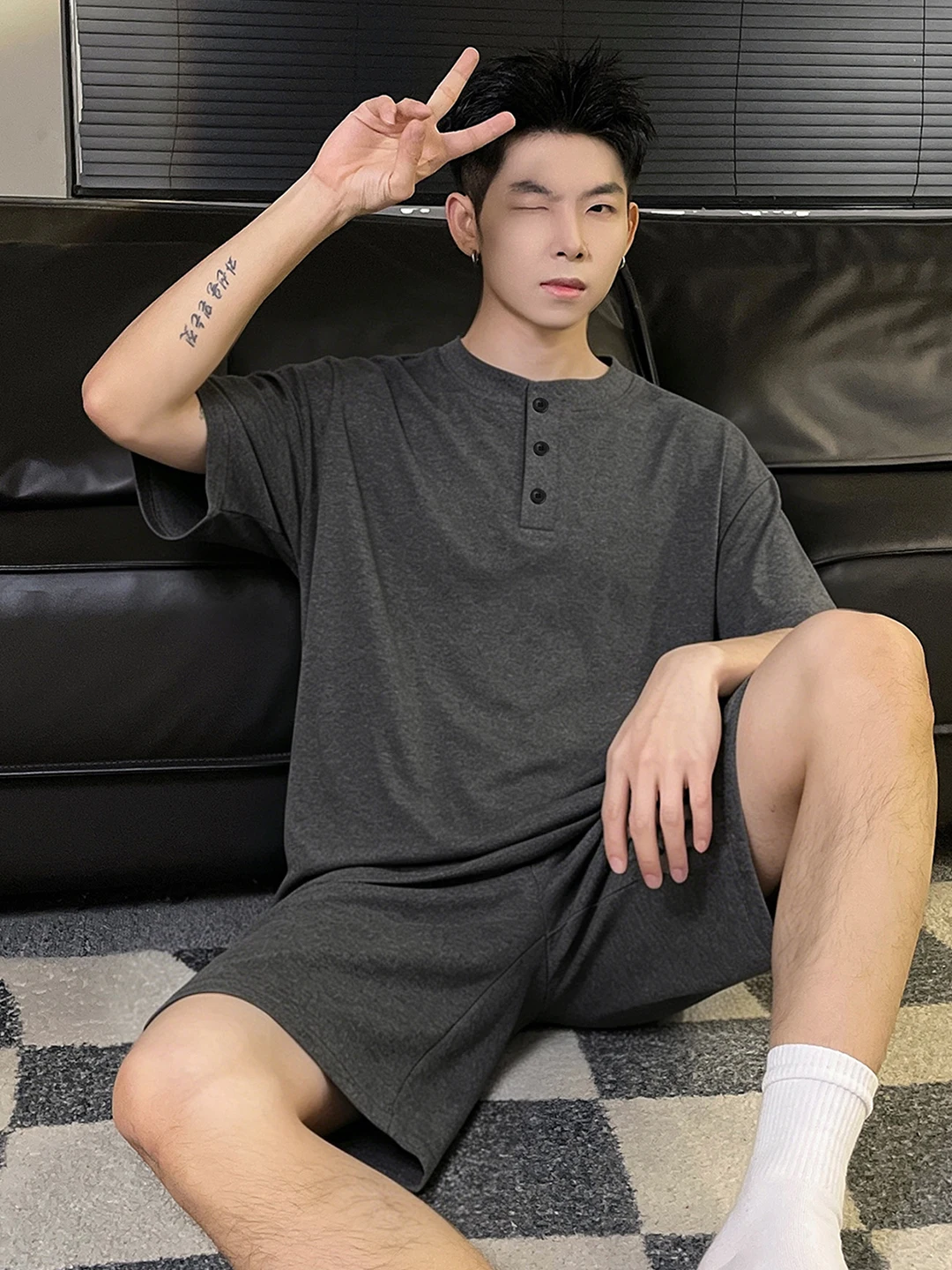 그레이 여름 남성 잠옷 얇은 반팔 홈웨어 세트는 외부에서 착용 가능 라운드넥 잠옷 편안한 폴리에스터 원단