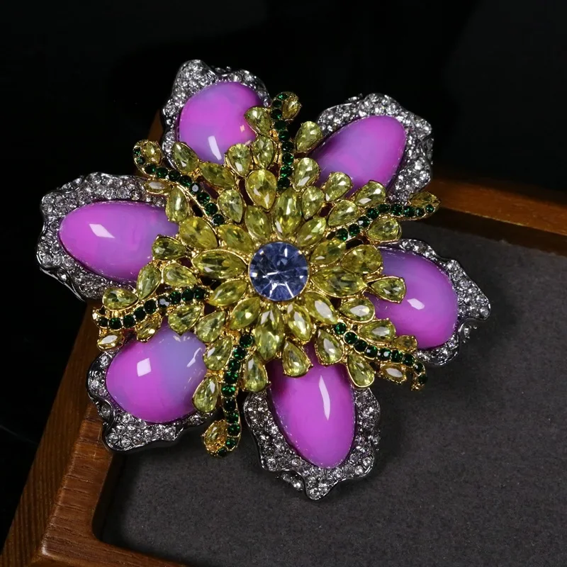

French Retro Electric Gold Plated Heavy Industry Fashion Design Pink Delicate Rhindiamond-colored Glass Women's Brooch Jewelry