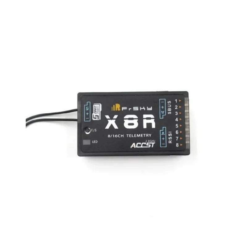 Détail du boîtier du récepteur FrSky X8R 8/16 canaux ACCST 2.4GHz avec étiquette et ports de sortie