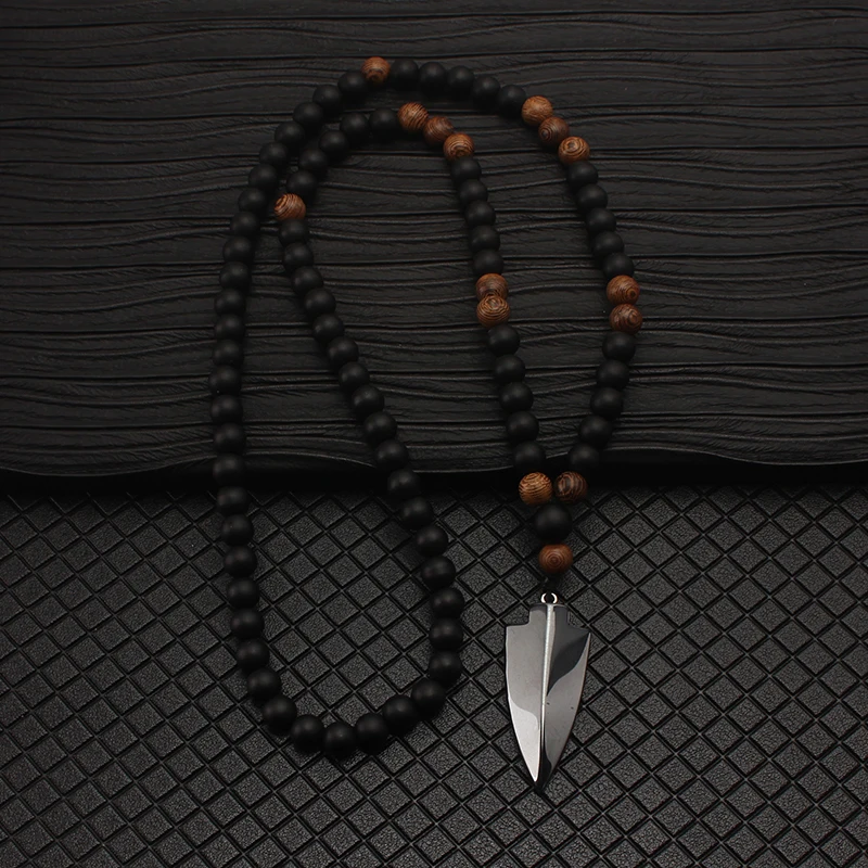 שרשרת חרוזים שחורים 8 מ''מ עם תליון חץ