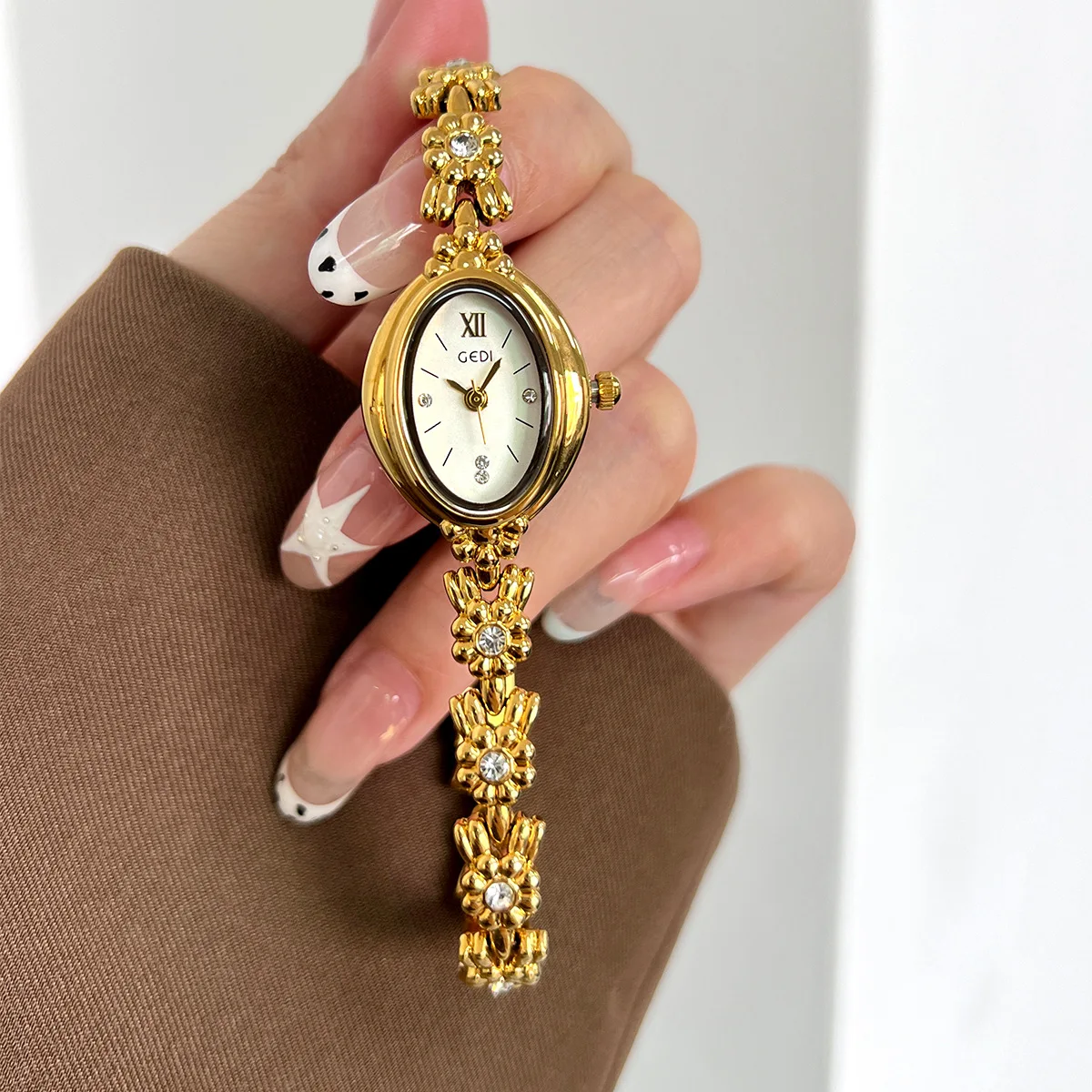 Ladies' Light Luxury Retro Diamond-Embellished Bracelet Watch