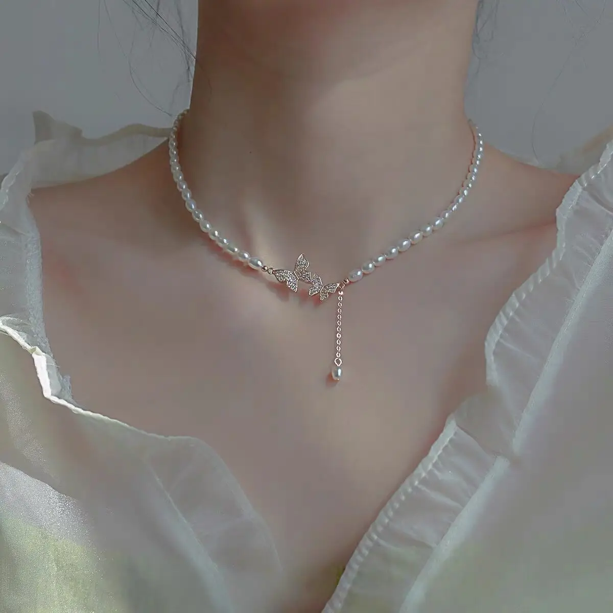 New Trendy Fashion Gold Color Alloy Cute Elegant Pearls Butterfly Pink White Pendant Necklace for Women Fashion Jewelry Dropship