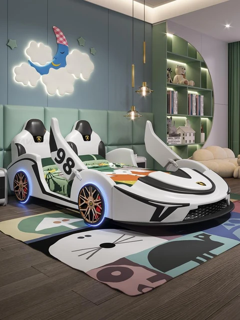 Cama infantil con forma de coche de carreras y diseño deportivo