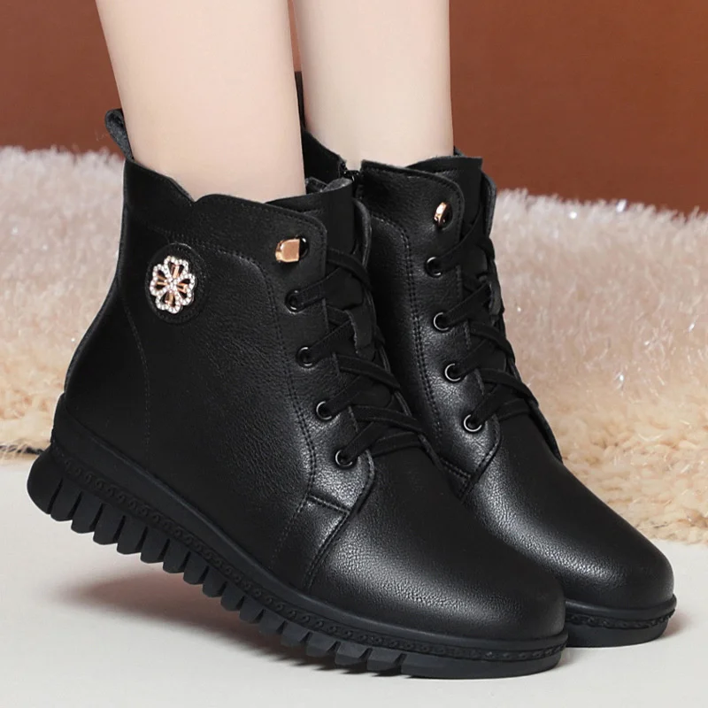 

Women's Winter Cotton Shoes Non-slip Flat Short Warm Leather Boots Middle-aged and Elderly Soft-soled Boots