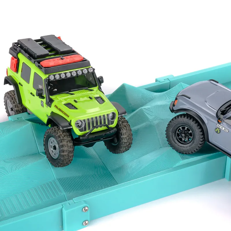 Détail des roues et suspensions du PYFORE 1/30 1/24 RC Crawler, conçu pour le off-road et les obstacles SCX30