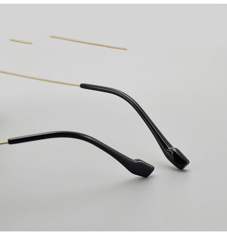 Hewei Eyeglasses On Model 1