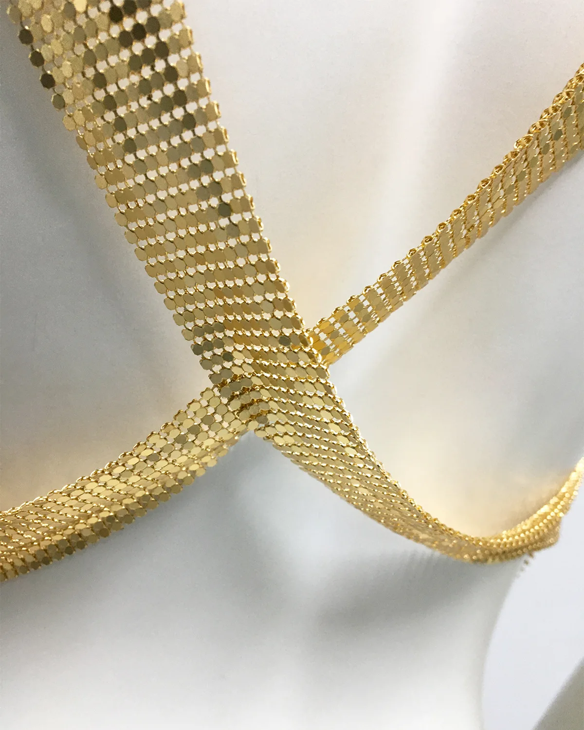 Glänzendes Metall-Pailletten-Party-Tanktop für Frauen, sexy, tiefer V-Ausschnitt, rückenfrei, schulterfrei, Leibchen, Rave-Nachtclub, bauchfreies Top, 2024, neu – Detail 15