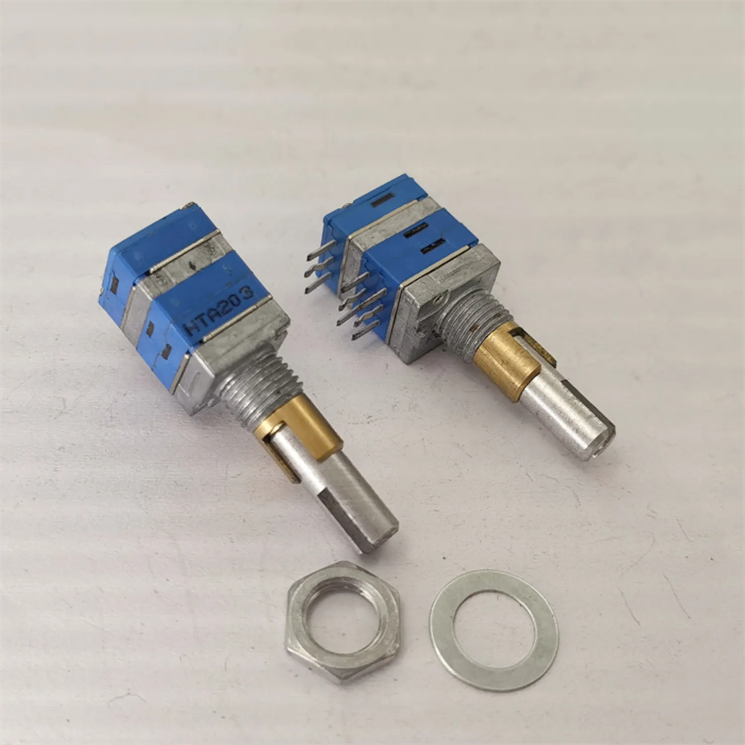 

Original new 100% RG93AG-RA1-A203-0H10 three road double adjustable potentiometer A20K handle length 20MM*5MM (SWITCH)