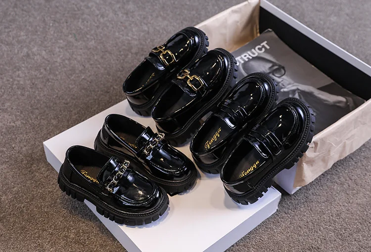 2025 für Kinder, Plattform, schwarzes Lackleder, Kette, modisch, für Jungen und Mädchen, flache Schuhe, vier Jahreszeiten, elegant, 26–36, Kinderschuh – Detail 3