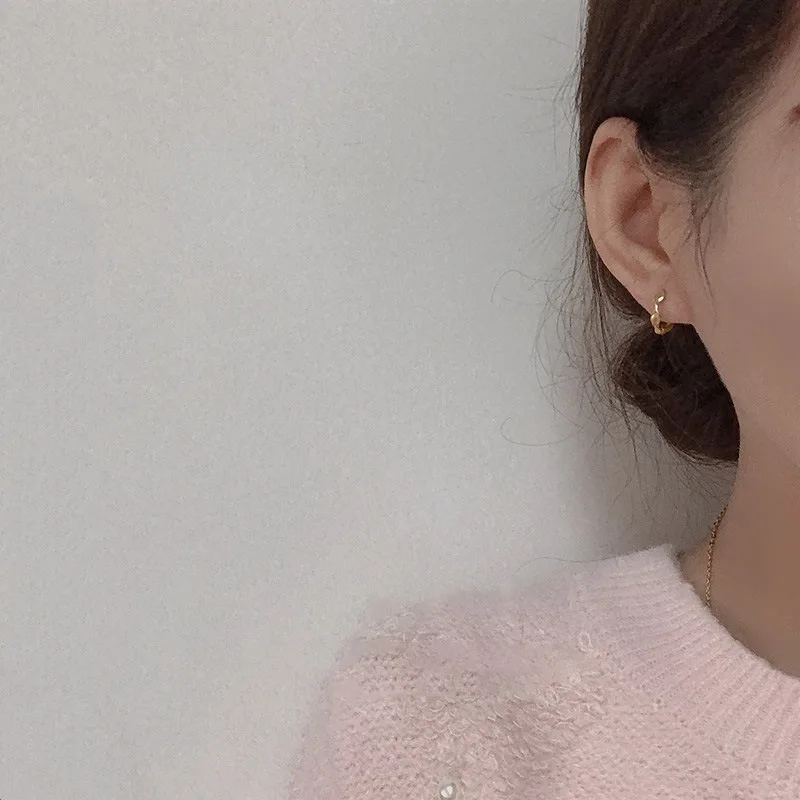 PONYKISS 실버 컬러 미니 기하학적 트위스트 라운드 후프 귀걸이 여성용 클래식 패션 주얼리 미니멀리스트 액세서리