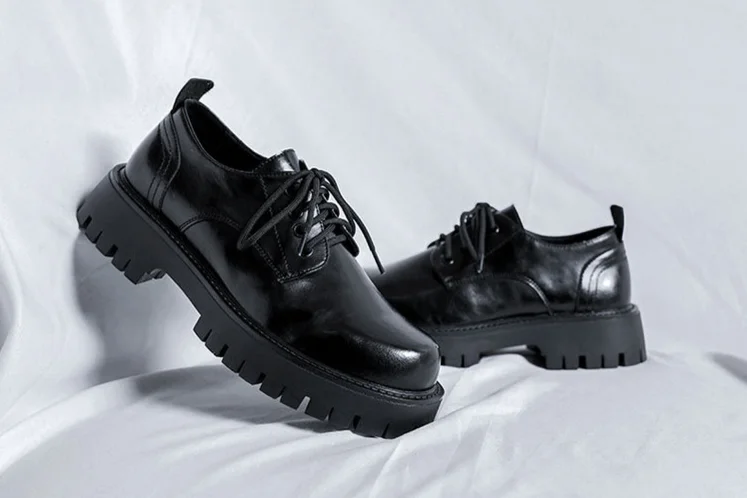 Chaussures Derby décontractées à semelles épaisses de printemps en cuir pour hommes Bottes Martin noires basses formelles de mariage pour hommes_voghion.com