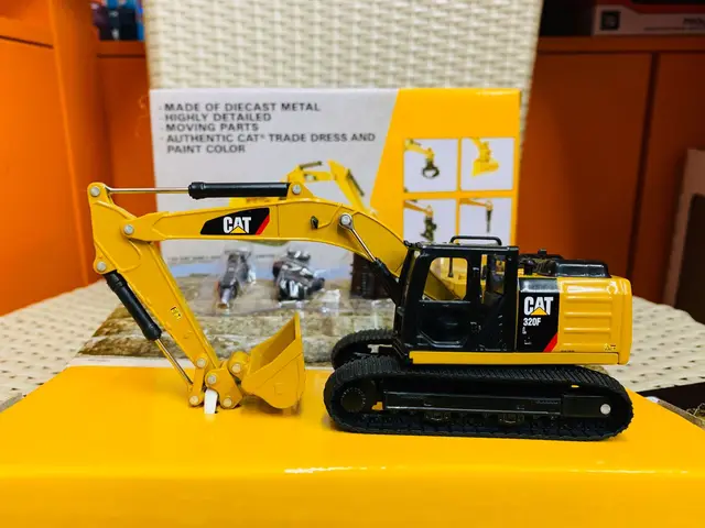 Remote Control Excavator Diecast Masters 85701 Caterpillar 320F L