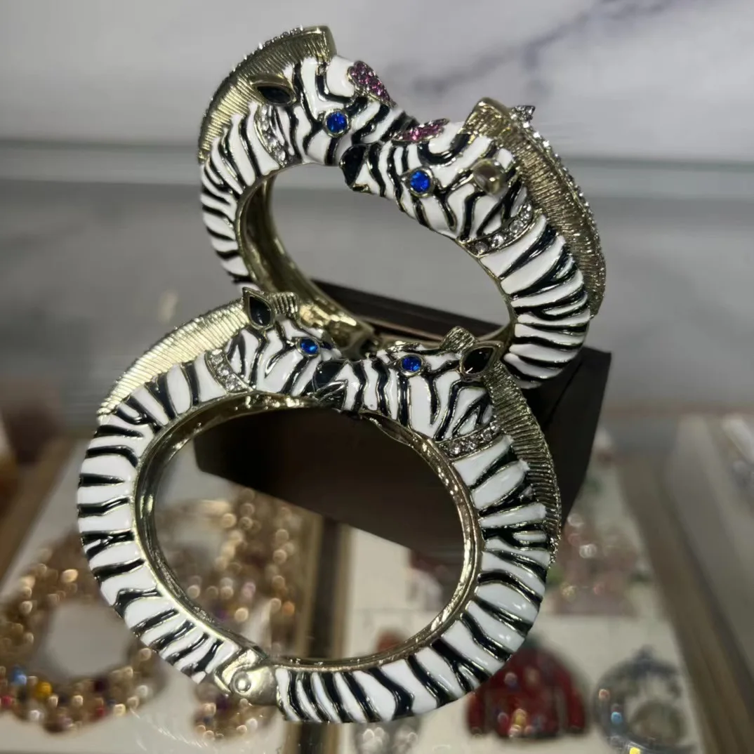 

High Quality Medieval Vintage Fashion Versatile Retro Court Style Simple Zebra Bracelet