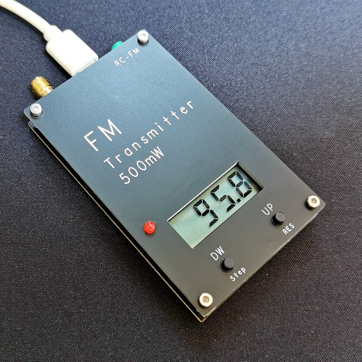 

10 мВт-500 мВт выход 88-108 МГц 2000 м FM стерео передатчик с ЖК цифровым дисплеем
