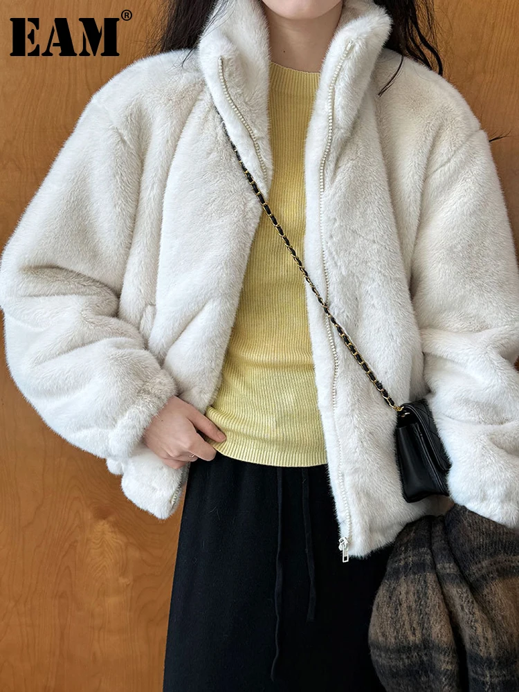 

[EAM] Loose Fit Beige Big Size Warm Faux Fur Jacket New Stand Collar Long Sleeve Women Coat Fashion Autumn Winter 2024 1DH3243