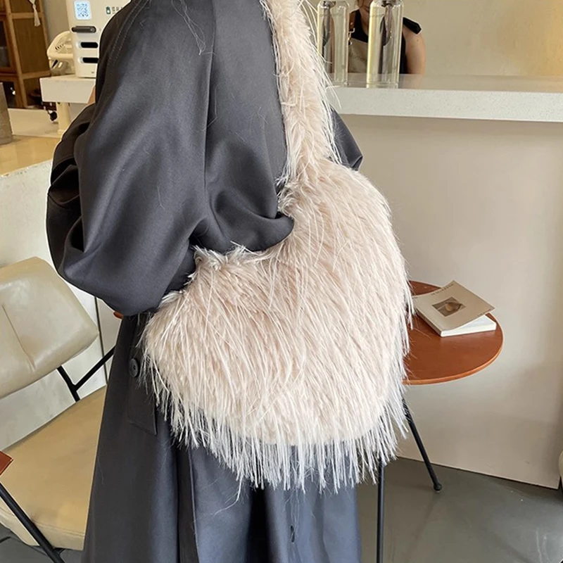 Women's Plush Heart Shape Tote Bag Fashion Faux Mongolia Fur Crossbody Shoulder Bag Luxury Handbag Girls Messenger Bag