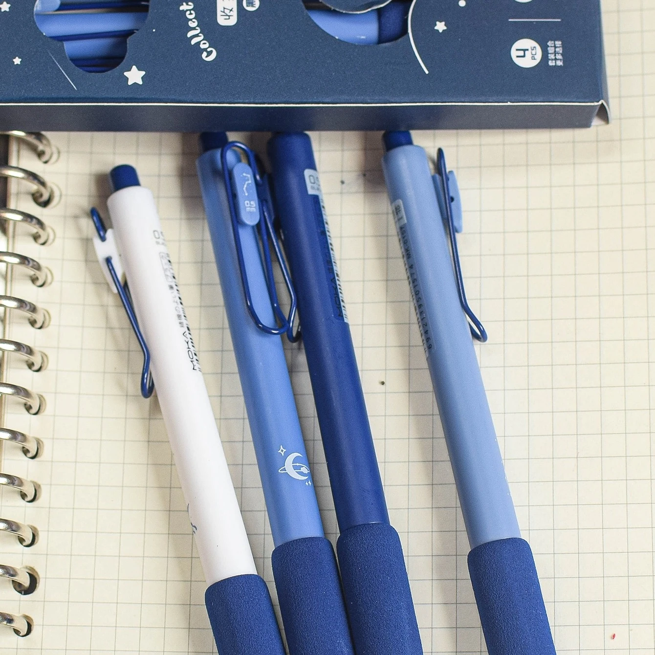 0.5mm 팁이 있는 블루 젤 펜 2팩 세트, 이 고급 필기구는 부드러운 필기감, 고품질 잉크, 편안한 그립감을 제공하여 학생 및 사무실 환경에 이상적입니다. 레트로 스타일 사무용 서명 필기구 | 창의